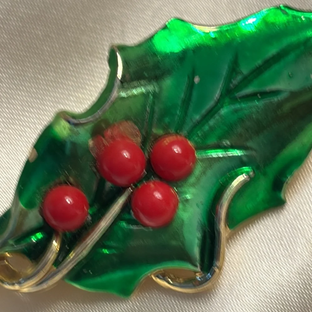 Beautiful vintage gold tone holly/berry brooch!! - Picture 2 of 5